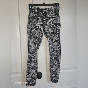 Lululemon pants black & white print size 6